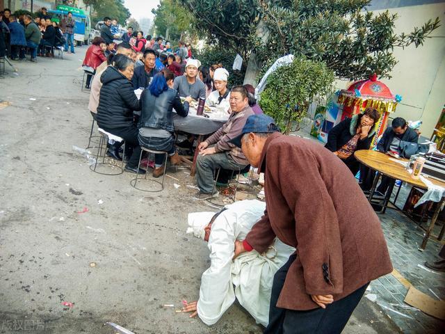 過去的農村辦白事,都是黃土堆起墳頭即可,逢到祭祀的節日,家人會去