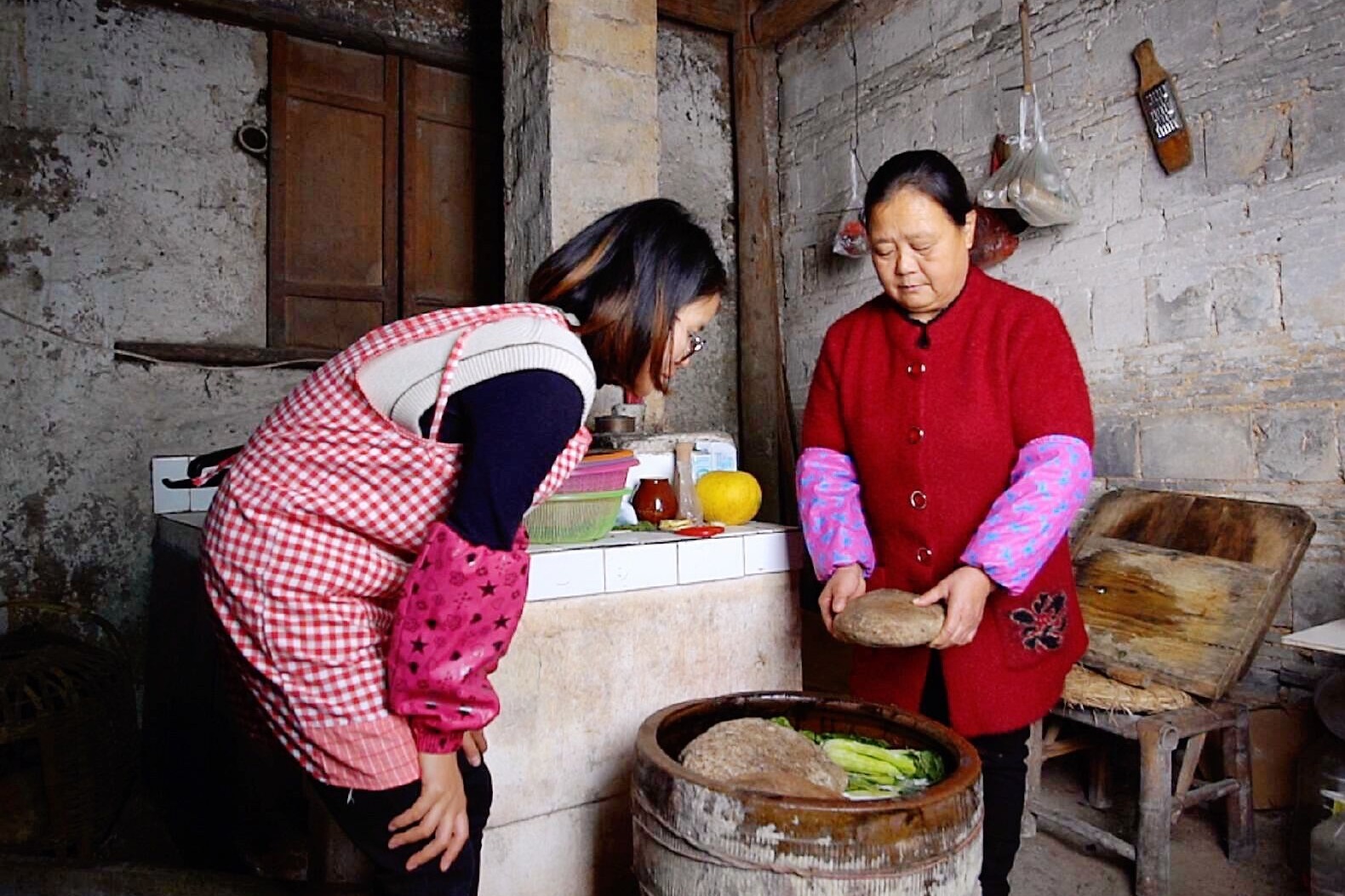 农村婆媳同住，婆婆做一缸的菜准备吃一年，看婆婆给儿媳做啥吃的