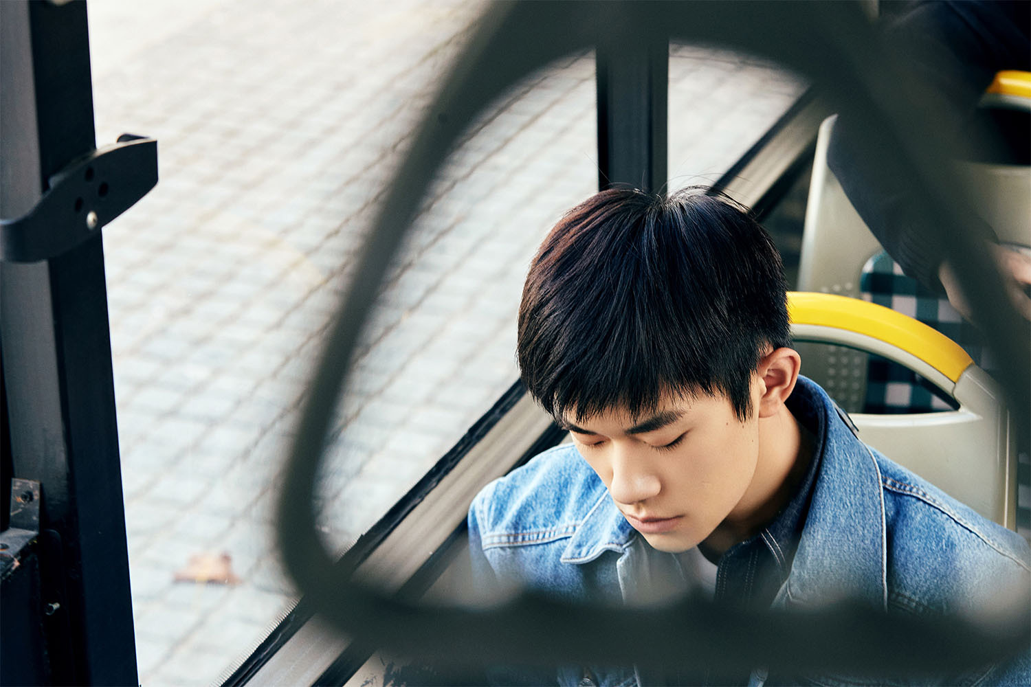 易烊千玺《爱的箴言》mv发布 诠释成长路上的爱与善意