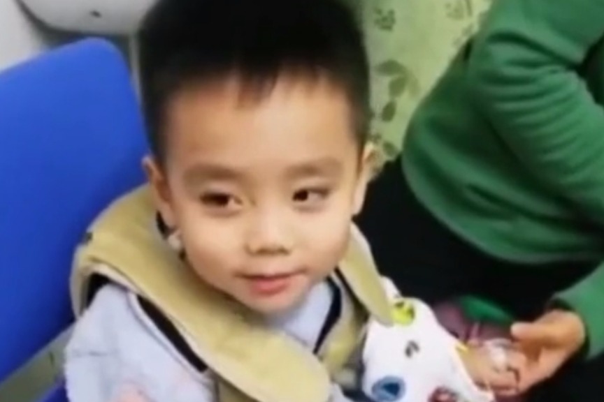 当生病的萌娃遇上排痰机