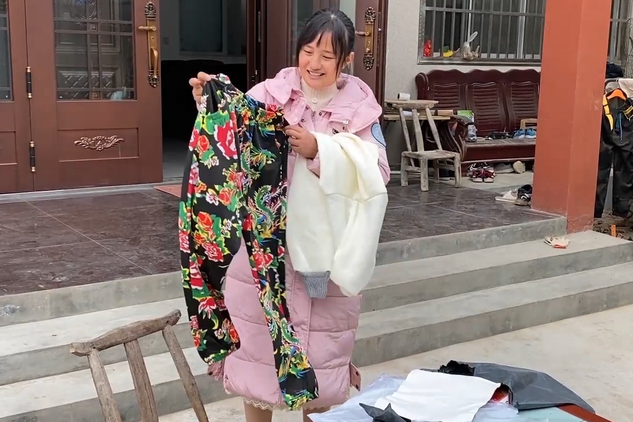 媳妇买了一身很改样的衣服这衣服是土还是潮穿到身上才有效果