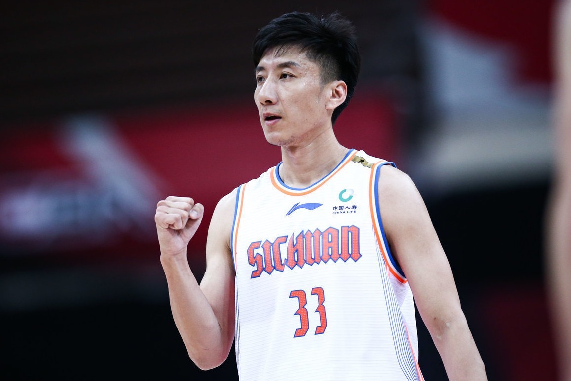 韩硕杀入内线高难度换手上篮造2 1 老将的经验发挥得淋漓尽致