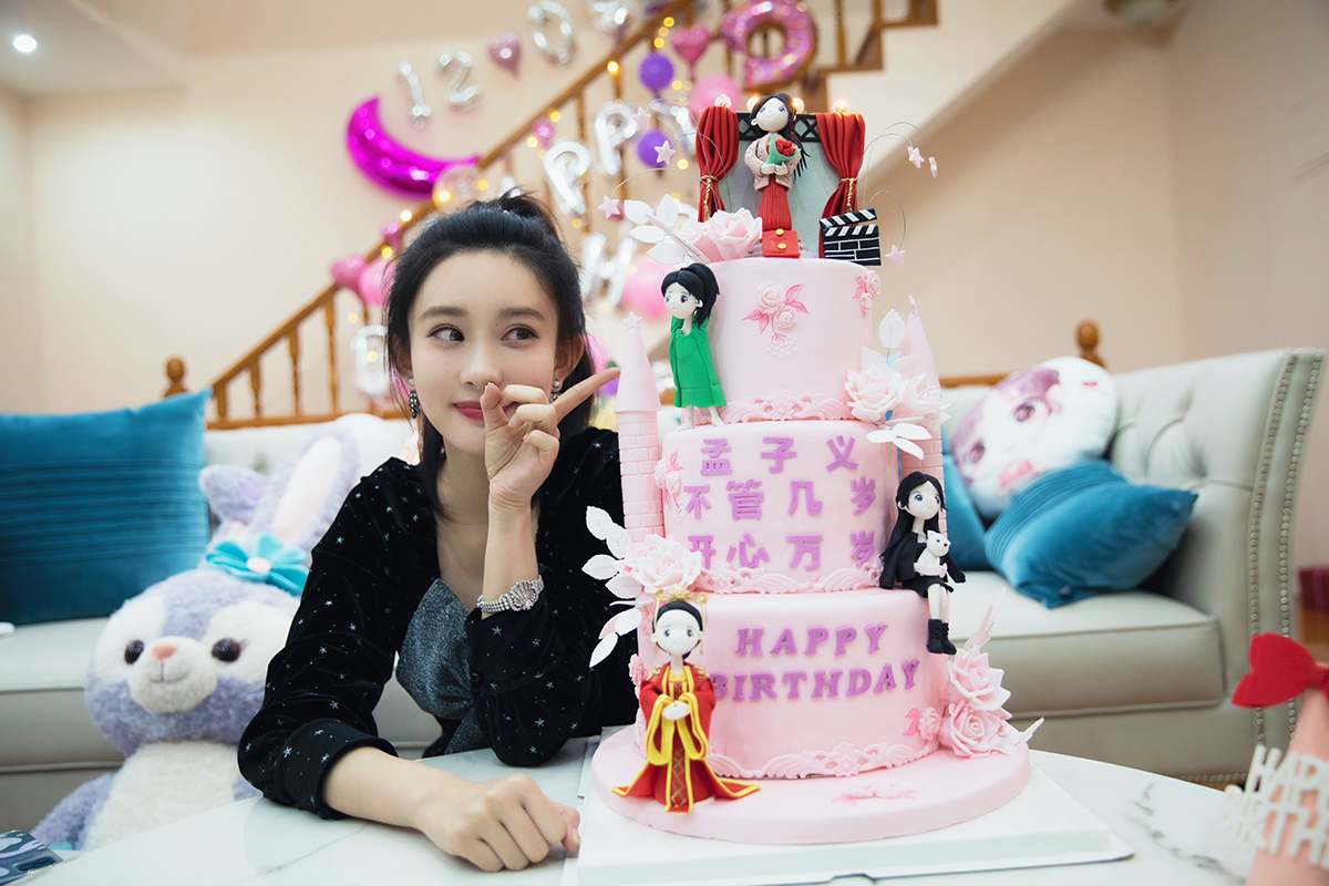 孟子义生日曝光飒气写真 直播营业收获满满祝福