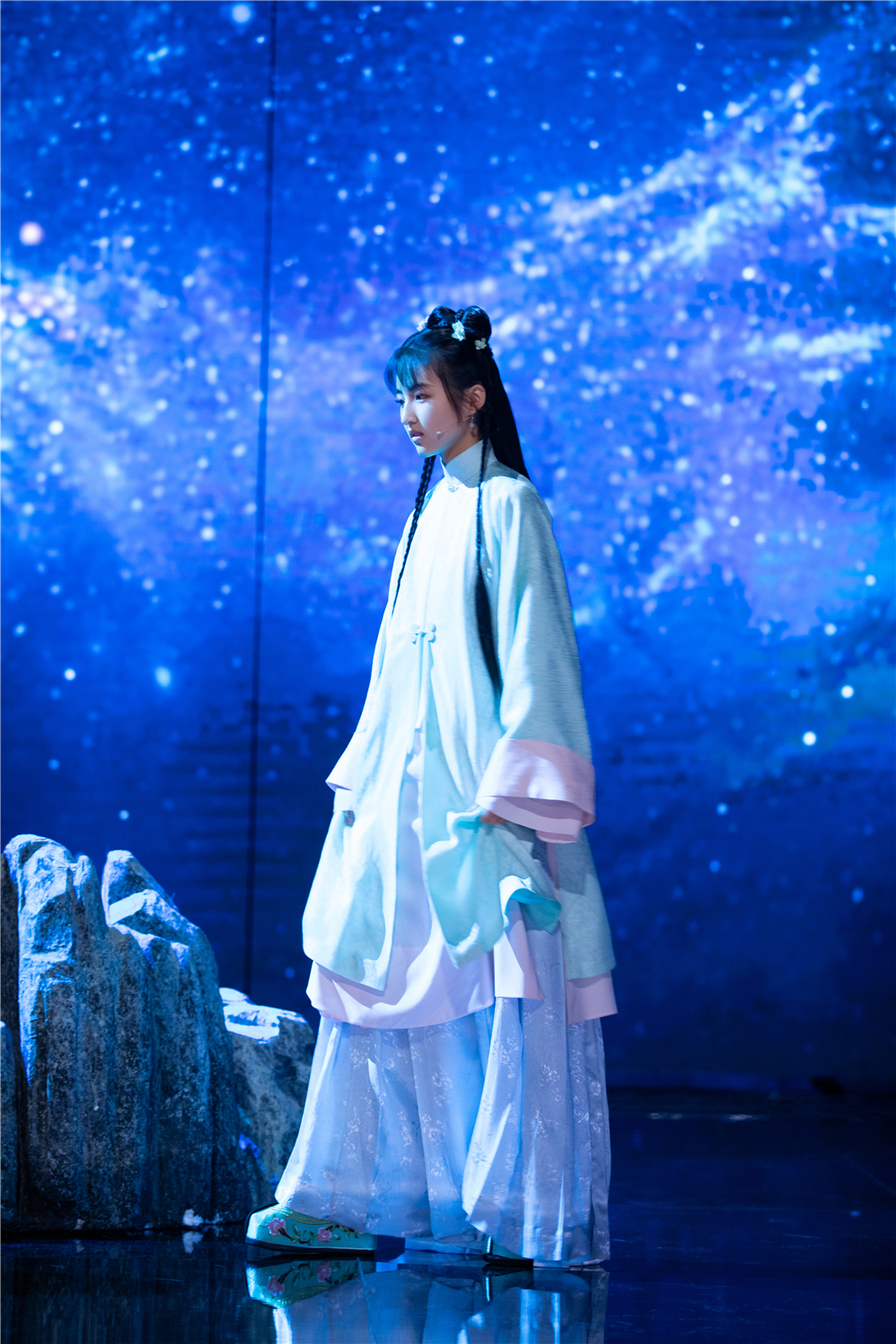 张子枫古装清秀亮相《国家宝藏》 化身清代科学家王贞仪_凤凰网娱乐