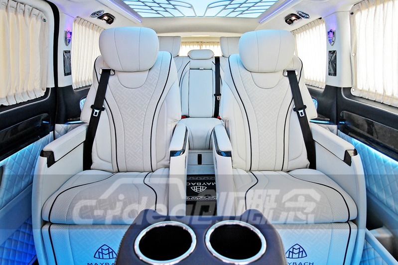 深圳奔驰威霆无隔断七座内饰改装，蓝白色单开门