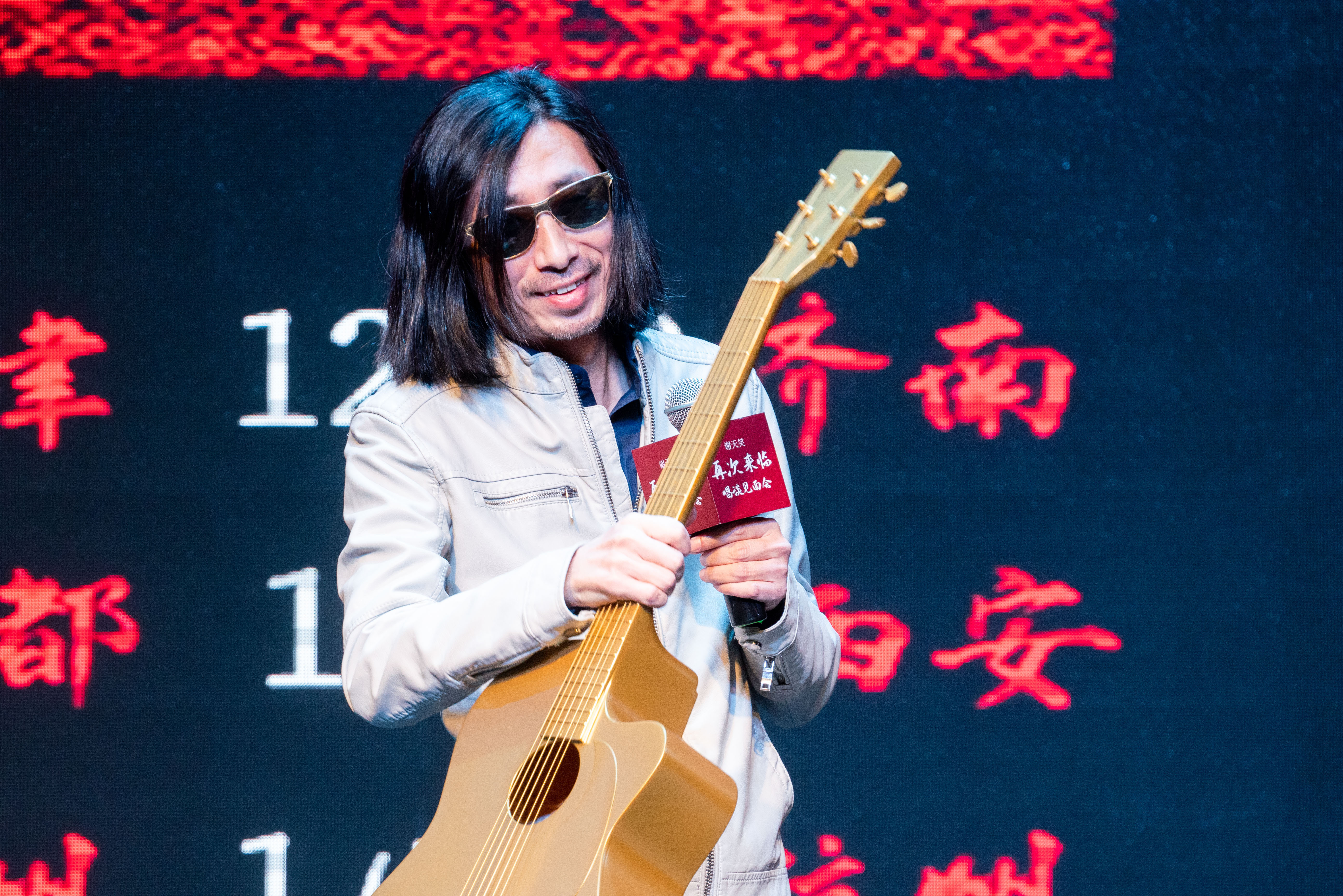 谢天笑细数唱谈会四大看点,受邀担任「掌门人」获赠金吉他