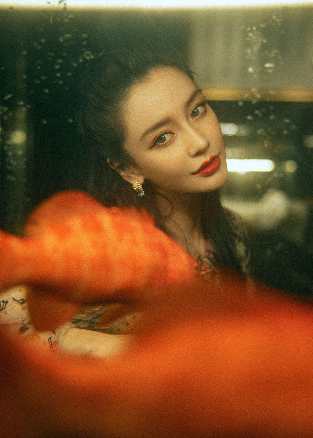 angelababy亮相活动长裙造型复古明媚