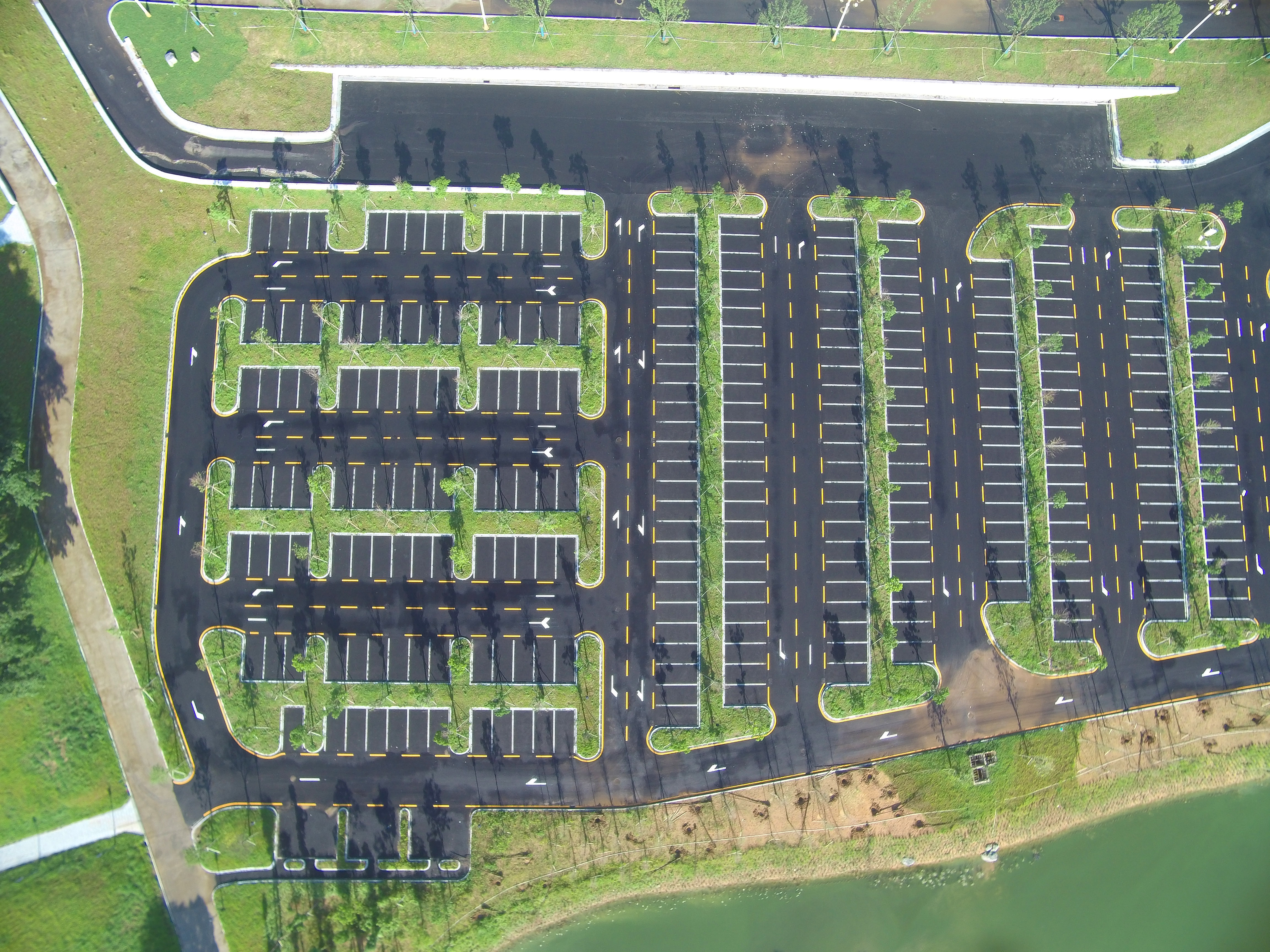 这是水手3 防水无人机的视角,它从空中俯瞰这整齐规划的停车场,这像是