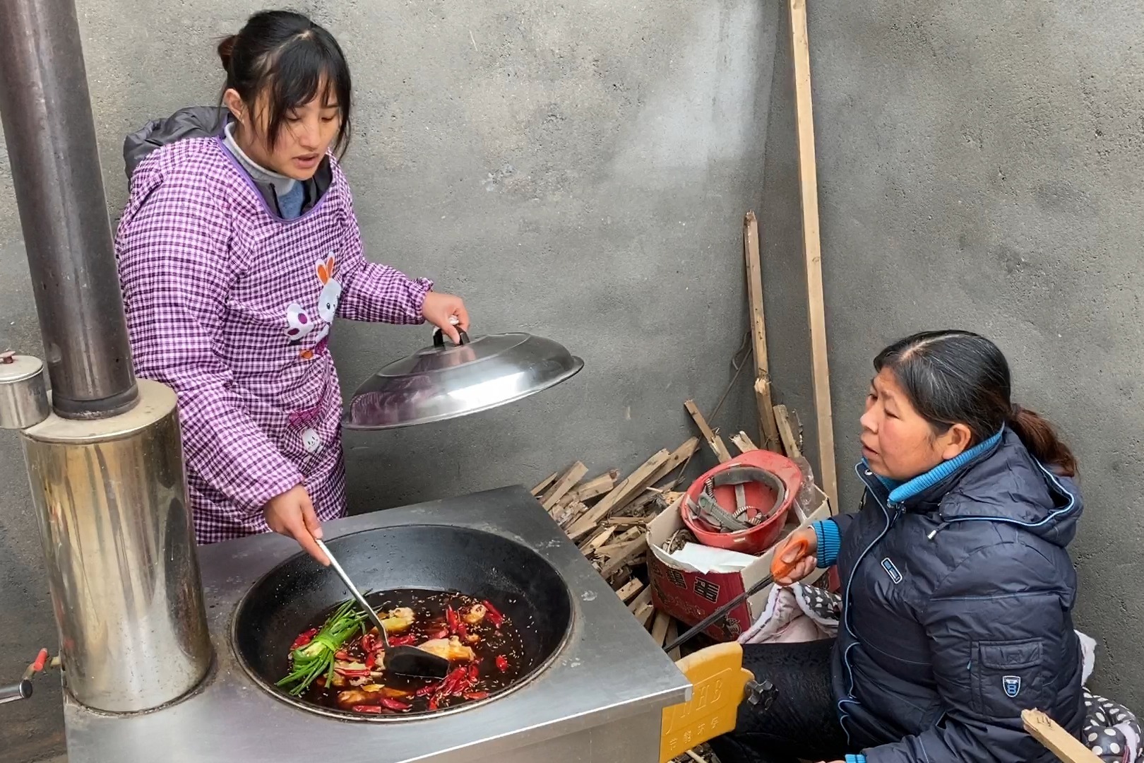 媳妇去集市割一块牛肉，回家用地锅做香辣酱牛肉，掀开锅盖看馋了