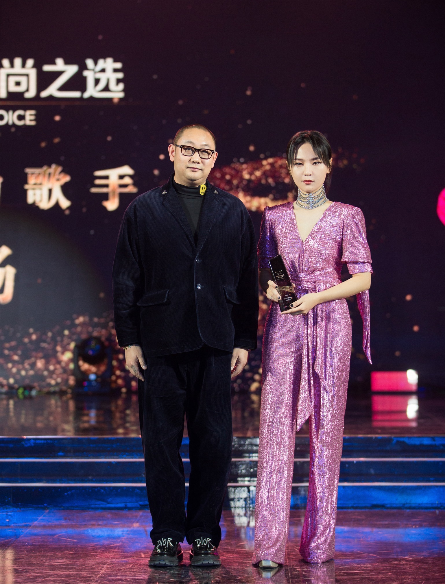 周笔畅亮相时尚活动 年度时尚实力歌手实至名归