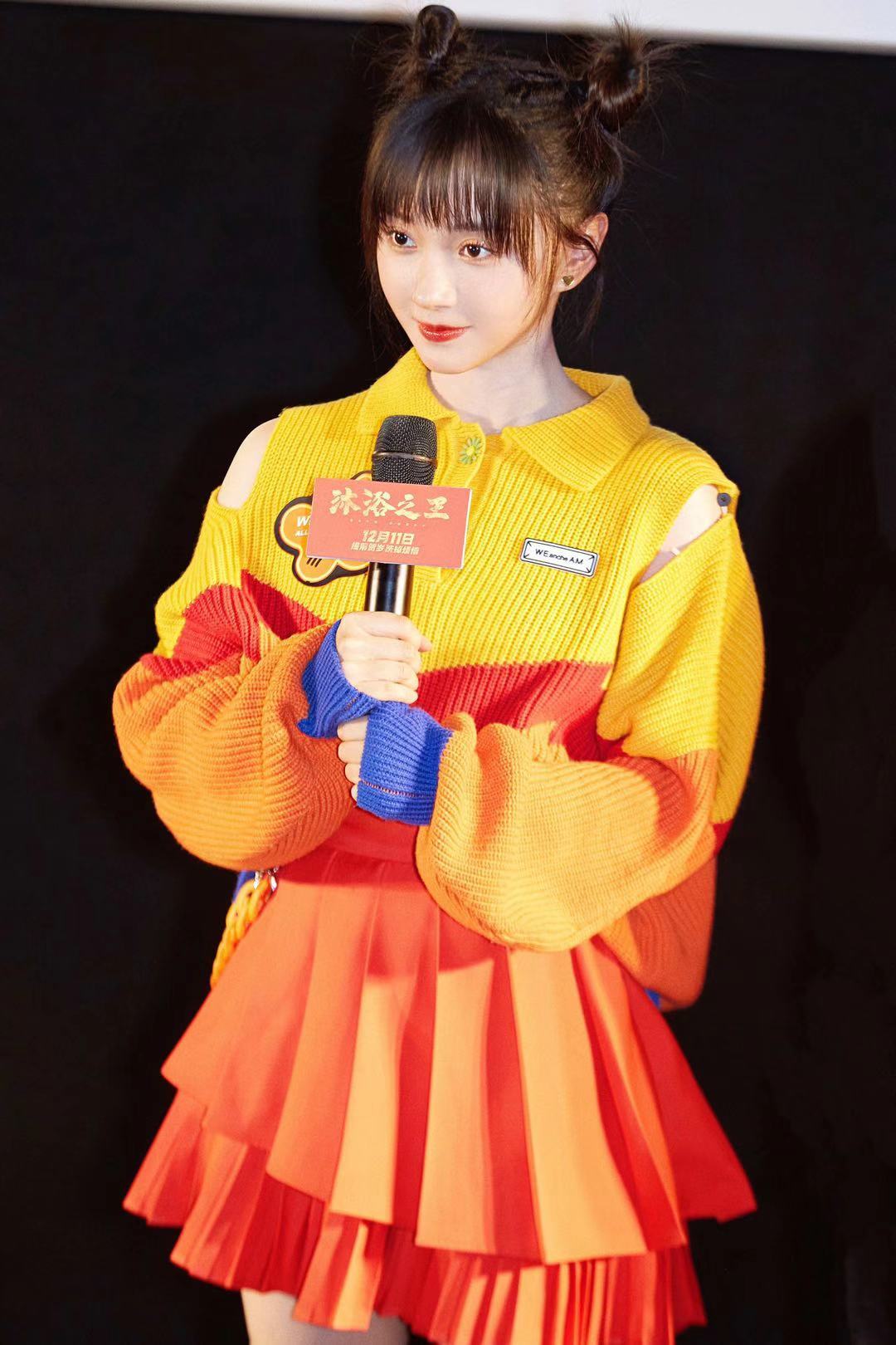 下身搭配同色系百褶裙,甜美开朗,活力满满,与剧中角色周希希乐天活泼