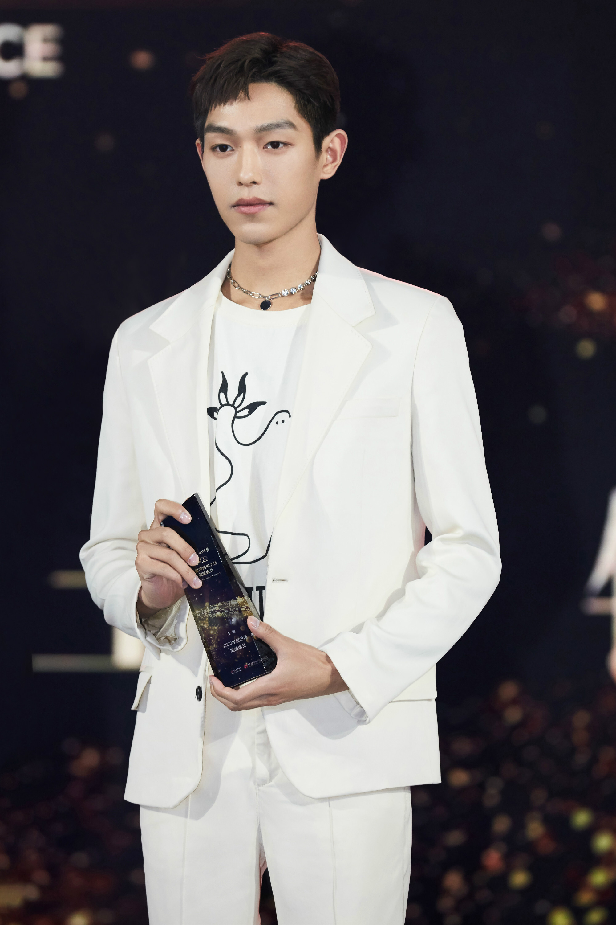 王锵获年度时尚突破演员奖 白茶少年气质清朗