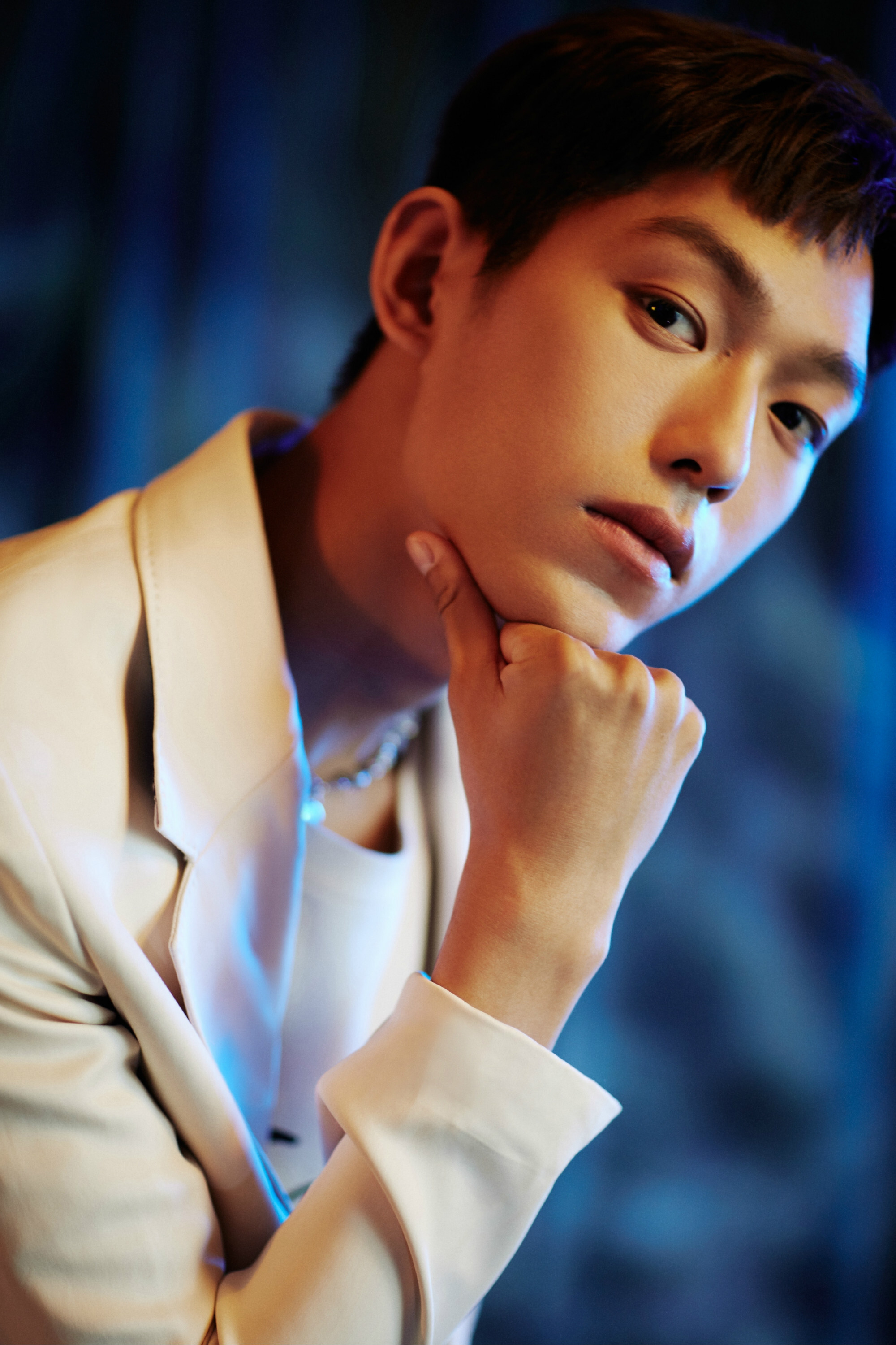 王锵获年度时尚突破演员奖 白茶少年气质清朗__凤凰网