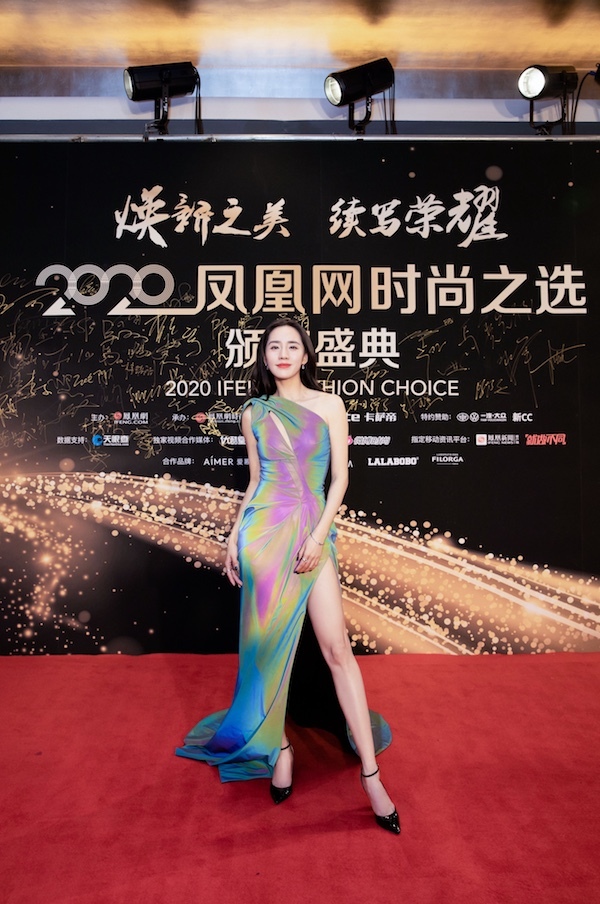 实力女演员王智亮相2020凤凰网时尚之选颁奖盛典红毯,一袭高开叉礼服