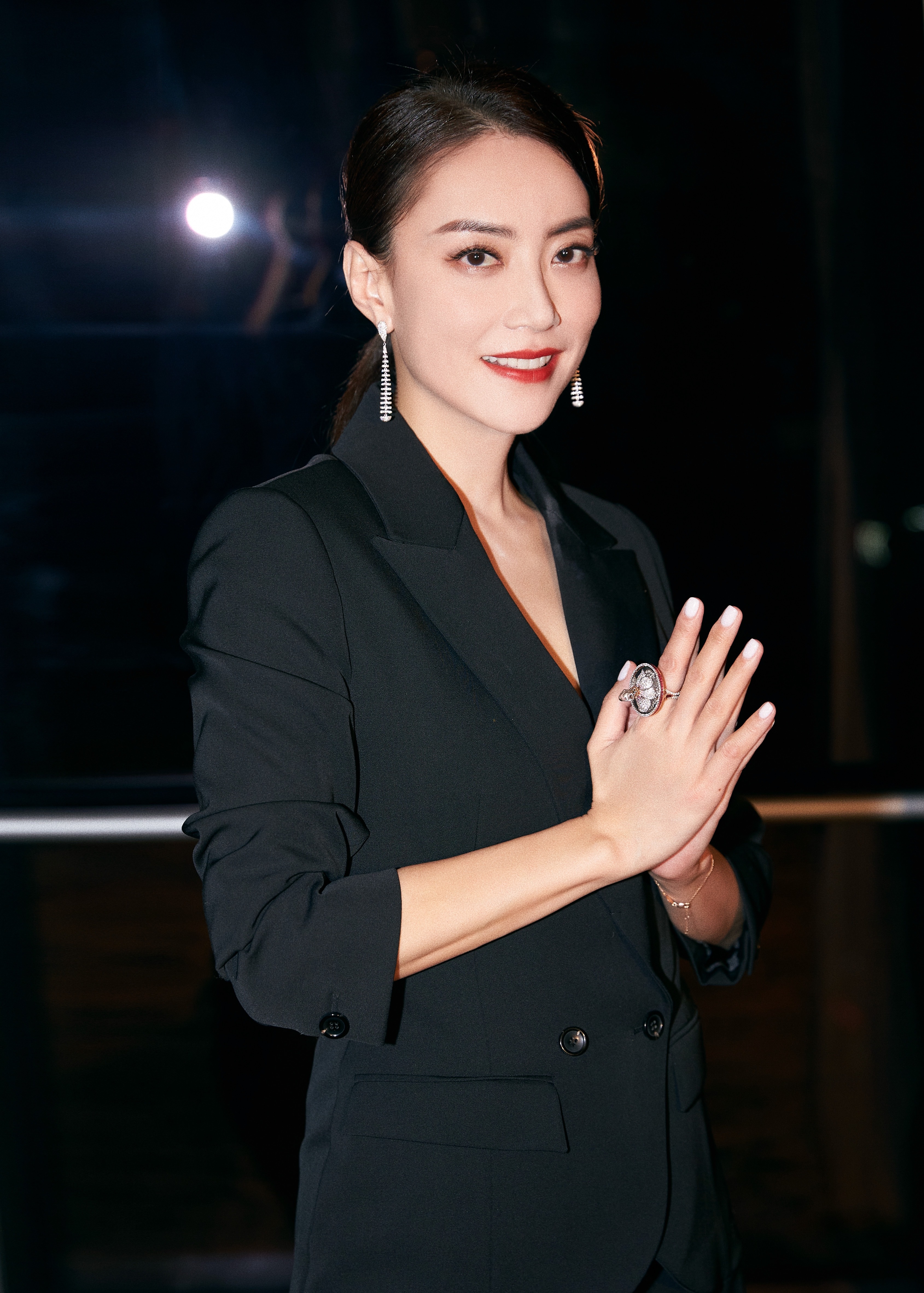 霍汶希获得"年度时尚榜样人物"荣誉 跟容祖儿同框超养眼