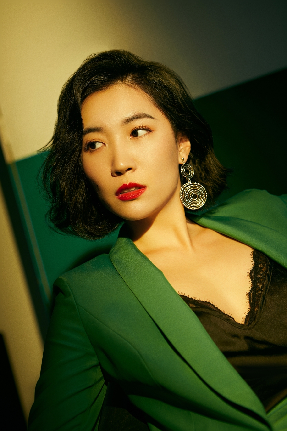 闫鹿杨最新时尚大片 首曝短发造型明艳动人