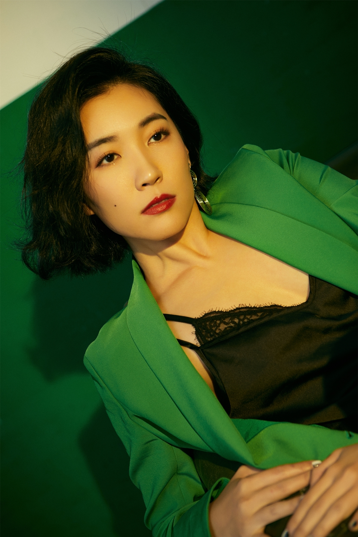 闫鹿杨最新时尚大片 首曝短发造型明艳动人