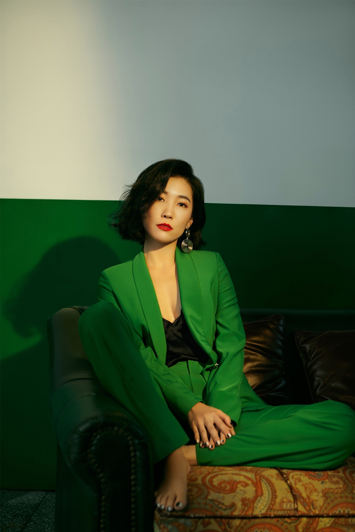 闫鹿杨最新时尚大片 首曝短发造型明艳动人