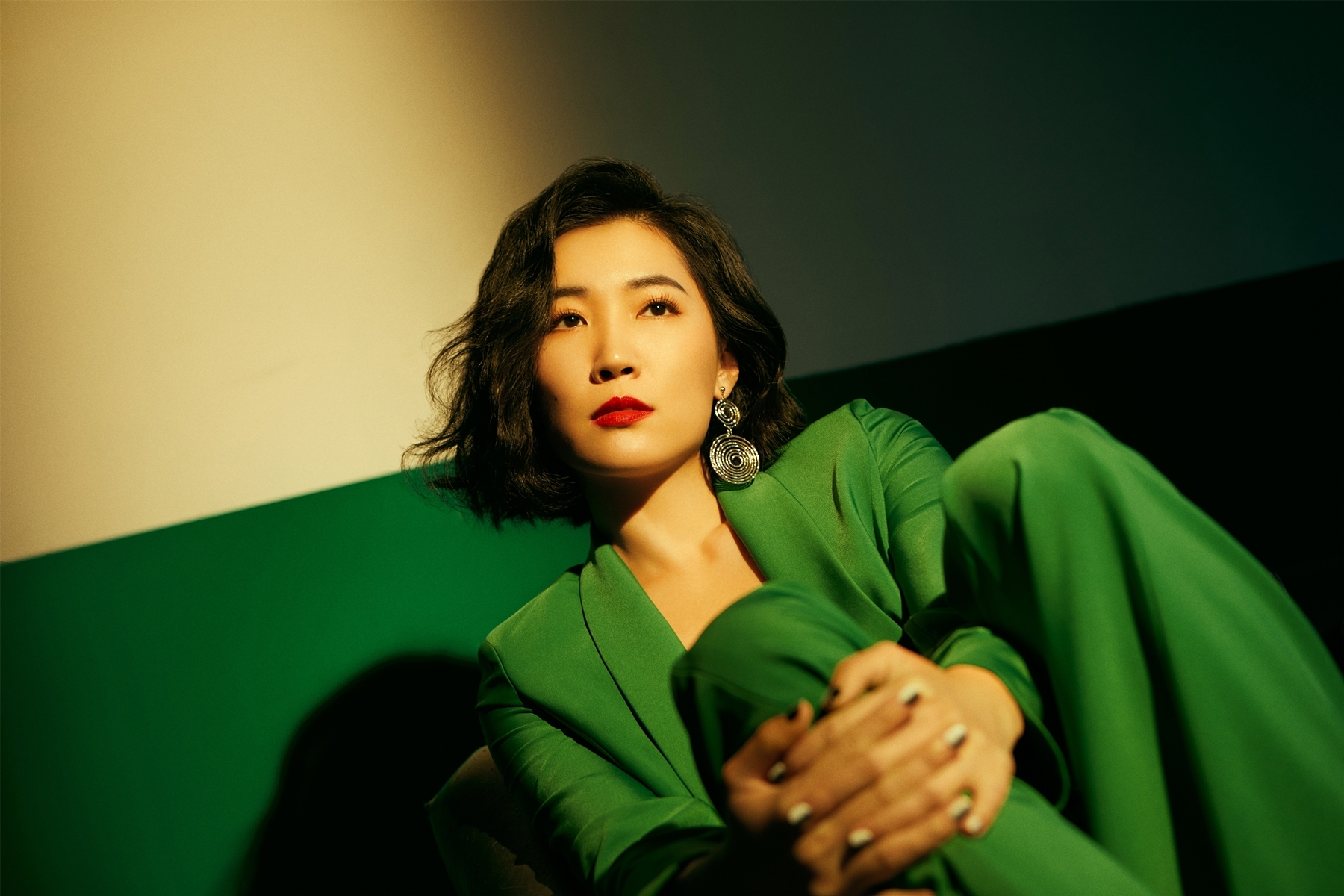 闫鹿杨最新时尚大片 首曝短发造型明艳动人