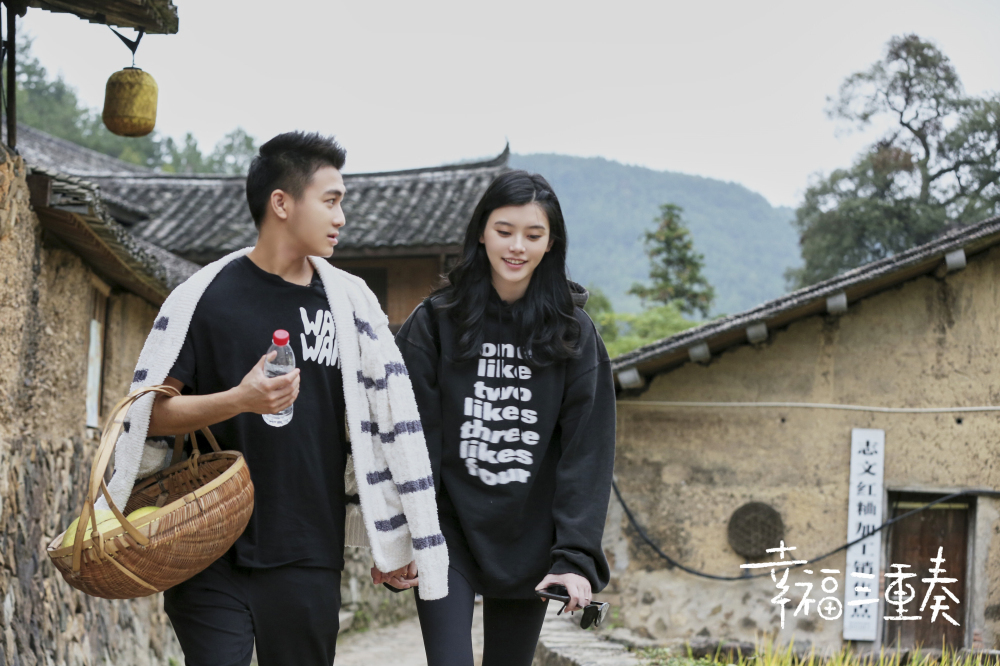 奚梦瑶何猷君《幸福三重奏》年下恋魅力 中二直男"过招"反矫直女