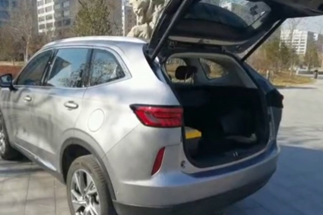 抢鲜看：哈弗H6后备箱设计平整，储存空间优秀