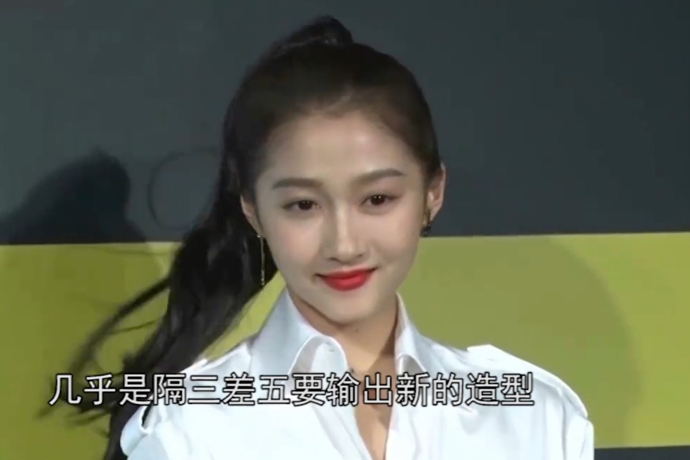 没换造型师？关晓彤回应造型争议称“造型师赖着不走”