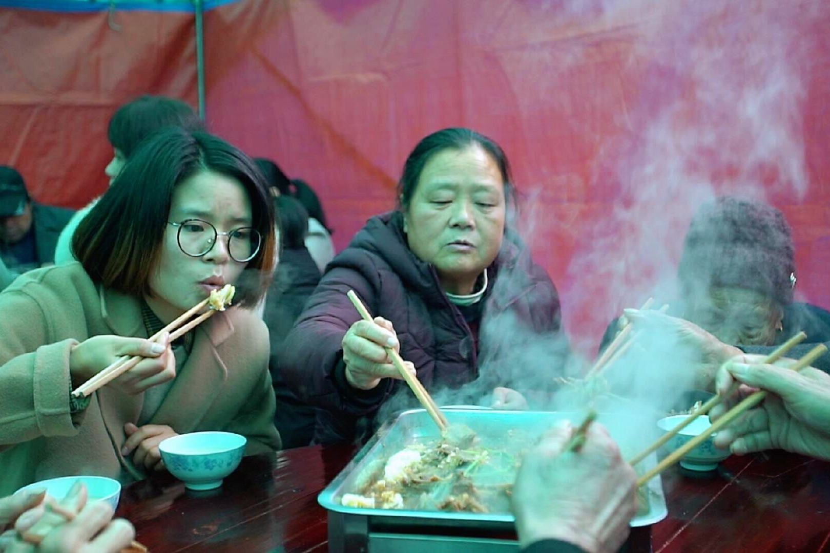 浙江农村办酒席，婆婆带上儿媳妇，一桌25道流水菜，吃着真过瘾