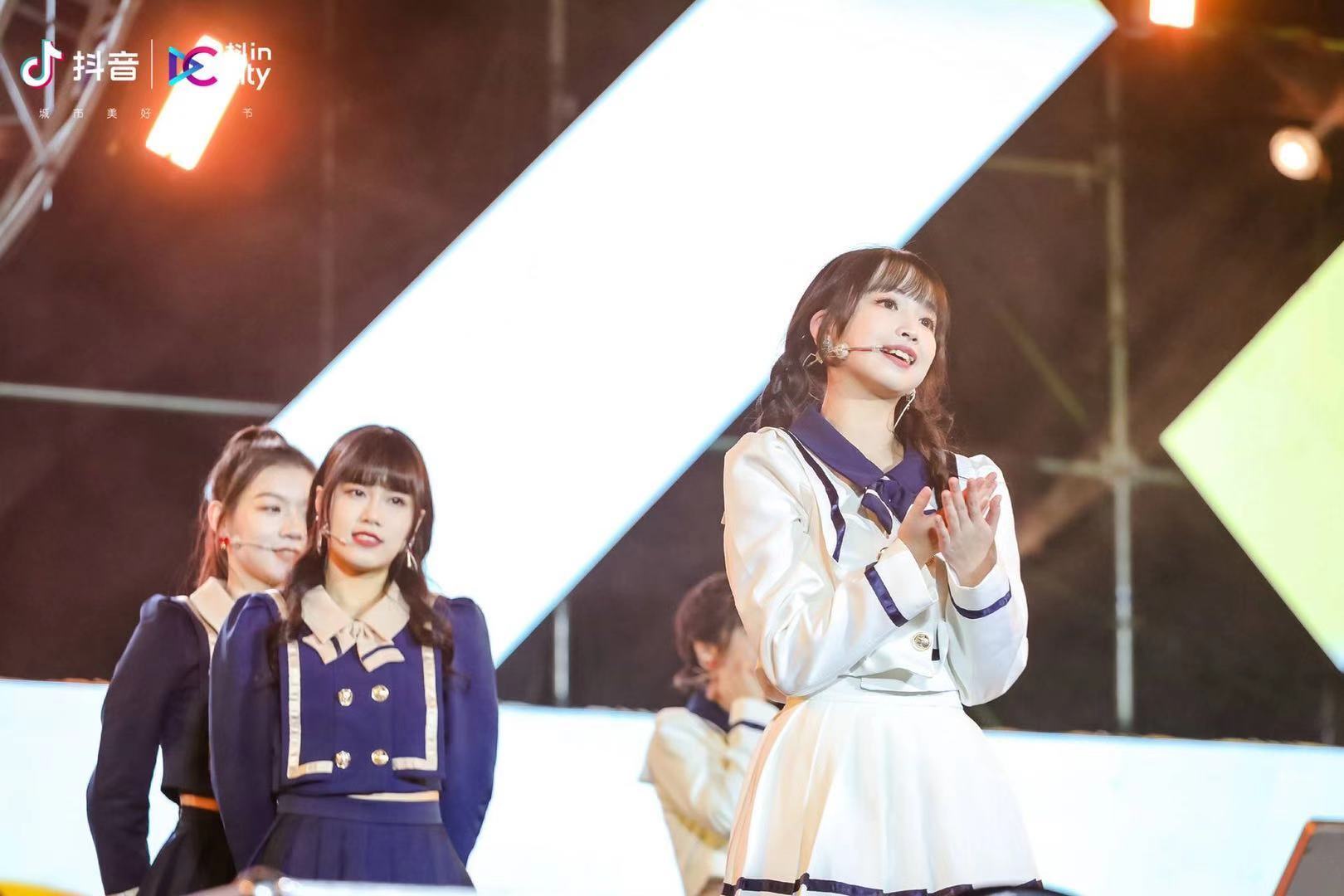 爱朵女孩《抖in美好武汉生活节》燃动冬夜