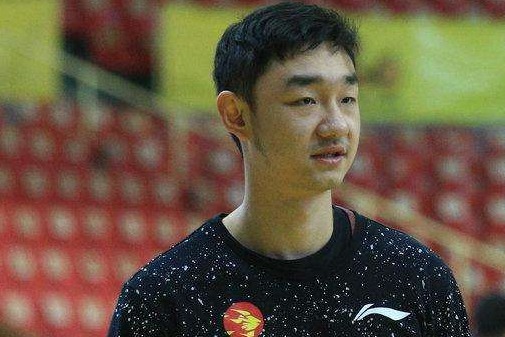 代怀博抢断扣篮