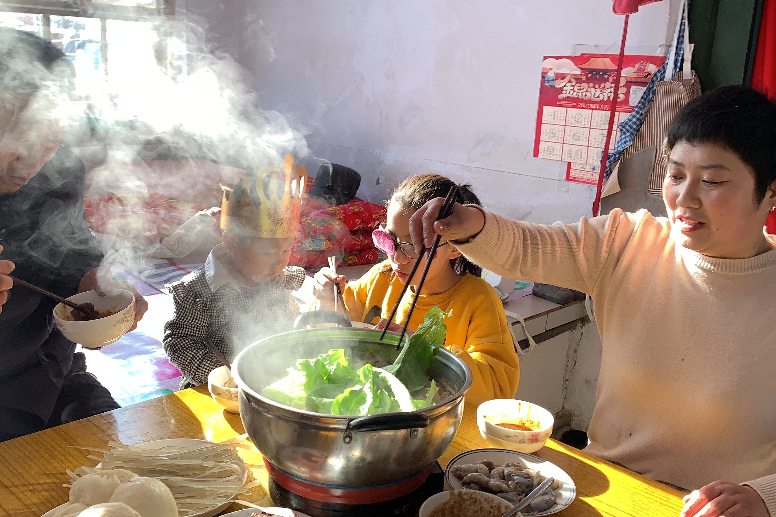 下雪了从院子里拔点青菜做个火锅热热乎乎一家人吃得好过瘾