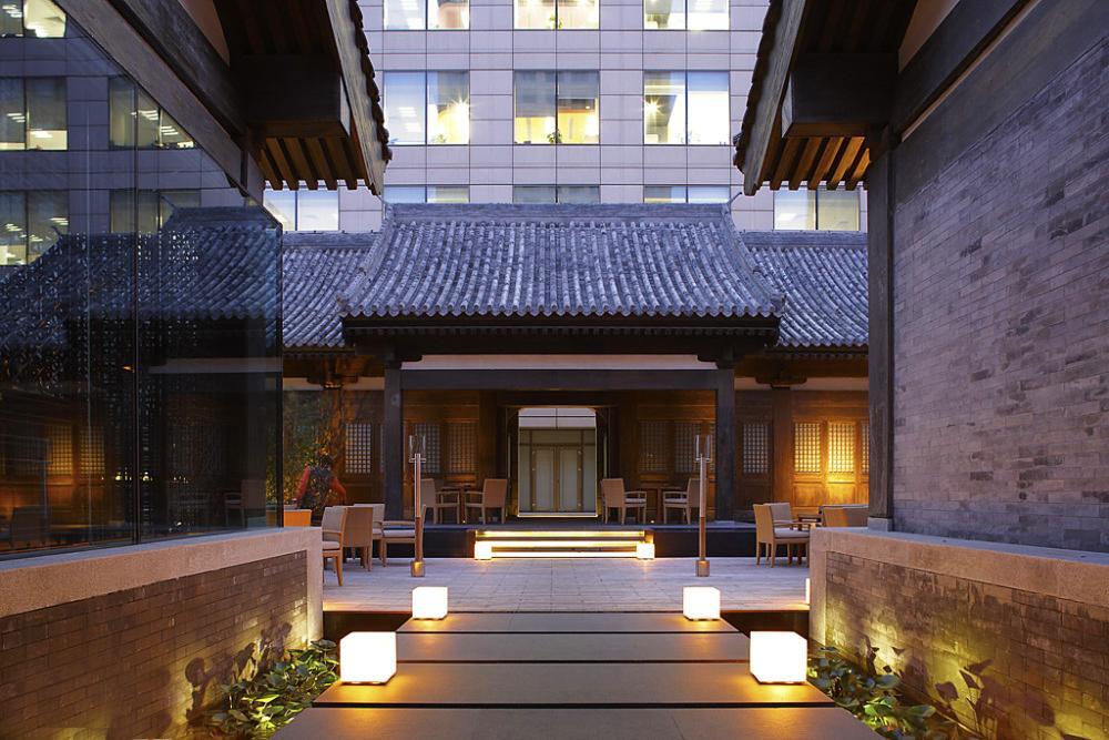 坐上新中式户外藤编桌椅穿越到北京柏悦酒店宋代风格秀酒吧