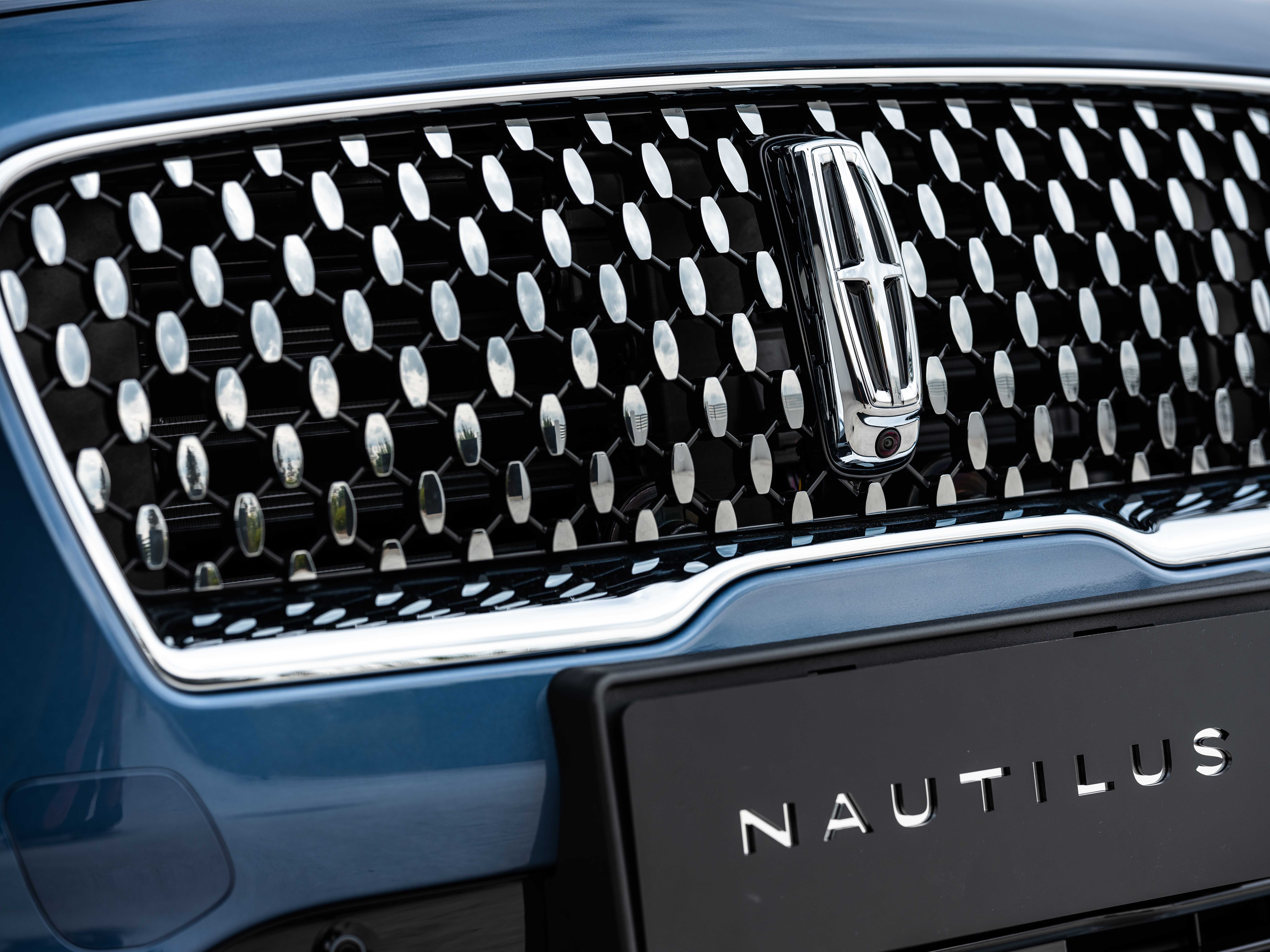 车头厚重感依然很强,主要得益于家族星辉式格栅,太阳照射下闪闪发光.