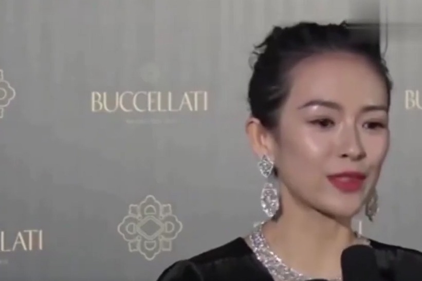 低调秀恩爱！章子怡汪峰夫妇牵手过马路 一个小细节甜炸