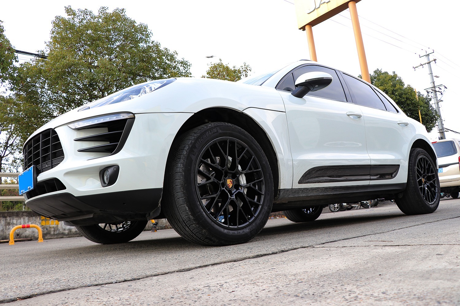 保时捷macans轮毂改亮黑色烤漆卡钳改烤瓷白