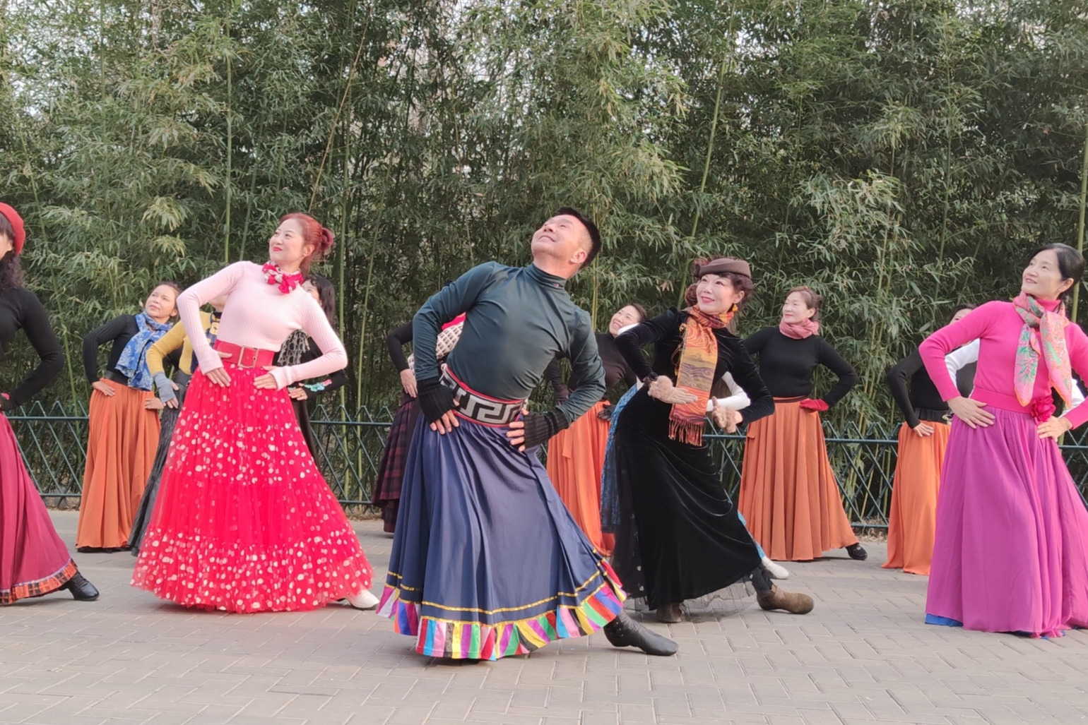 广场舞爱在思金拉措团队版苏科老师领舞优美醉人好听好看