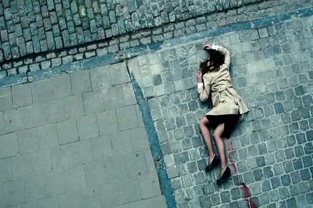 退役顶尖杀手遭到枕边人追杀，电影《叛谍追击》