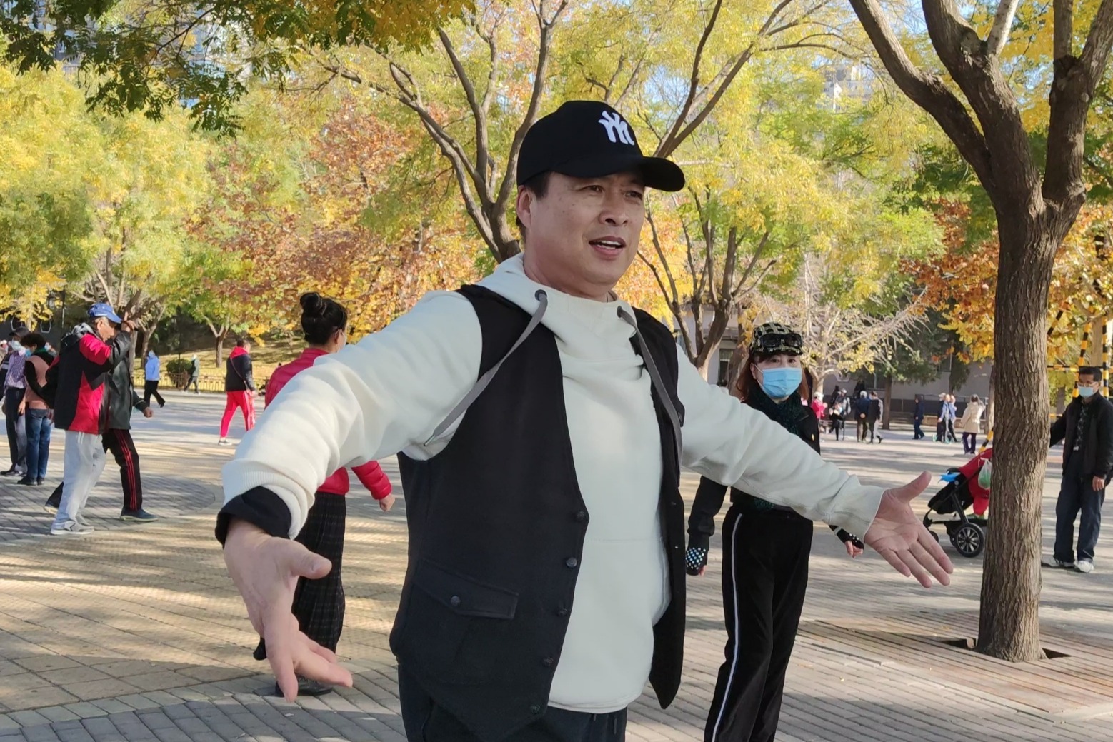 大叔独自表演广场舞苏勒亚其其格歌好听动作简单好看