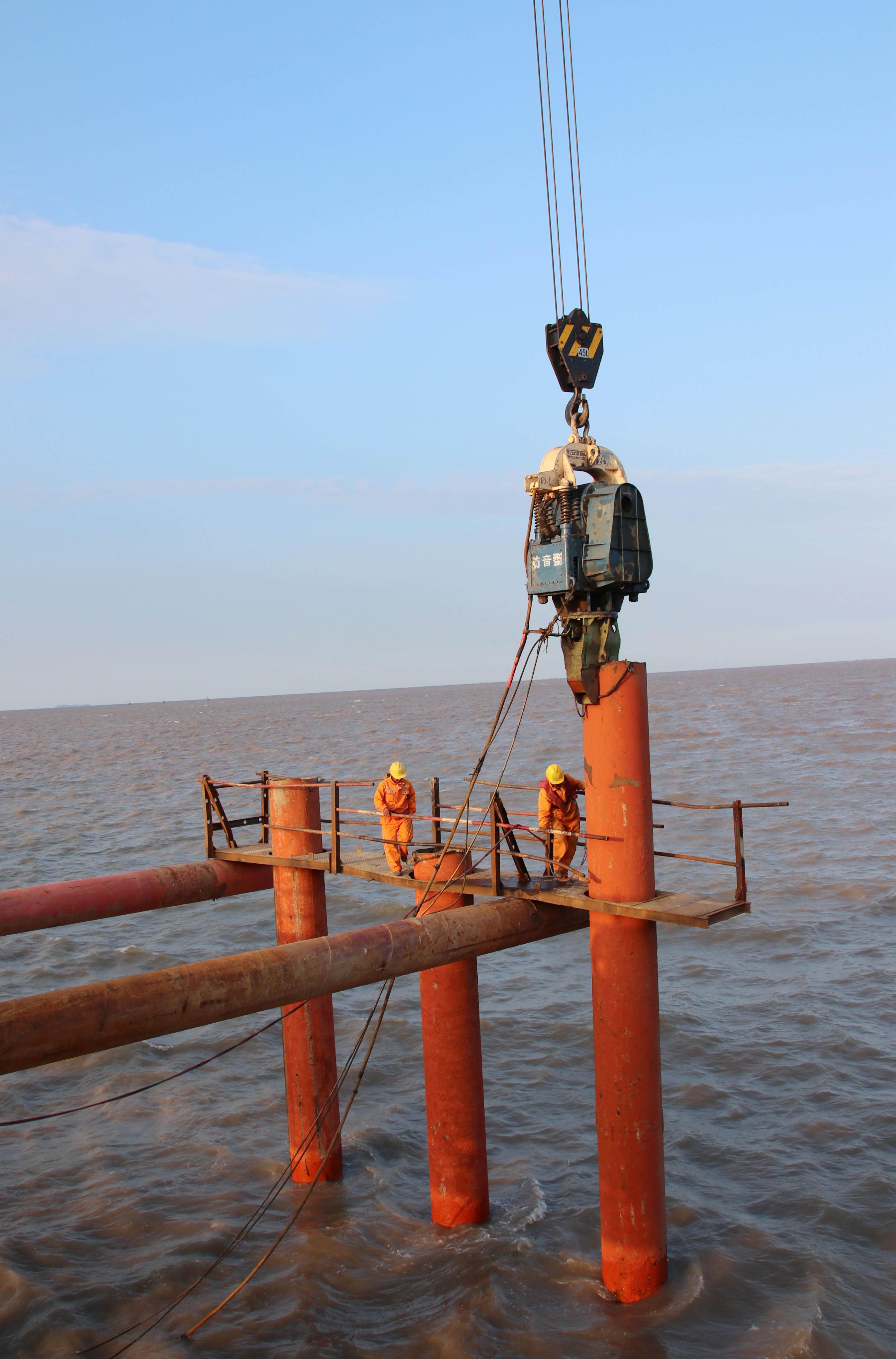 中铁十五局集团杭甬项目栈桥施工提速3000根钢管桩打入海下