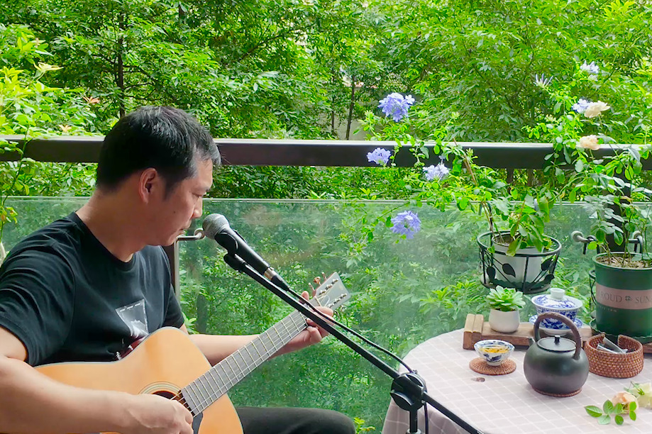 三哥吉他弹唱,周华健《爱相随》勾起重重回忆,值得慢慢回味