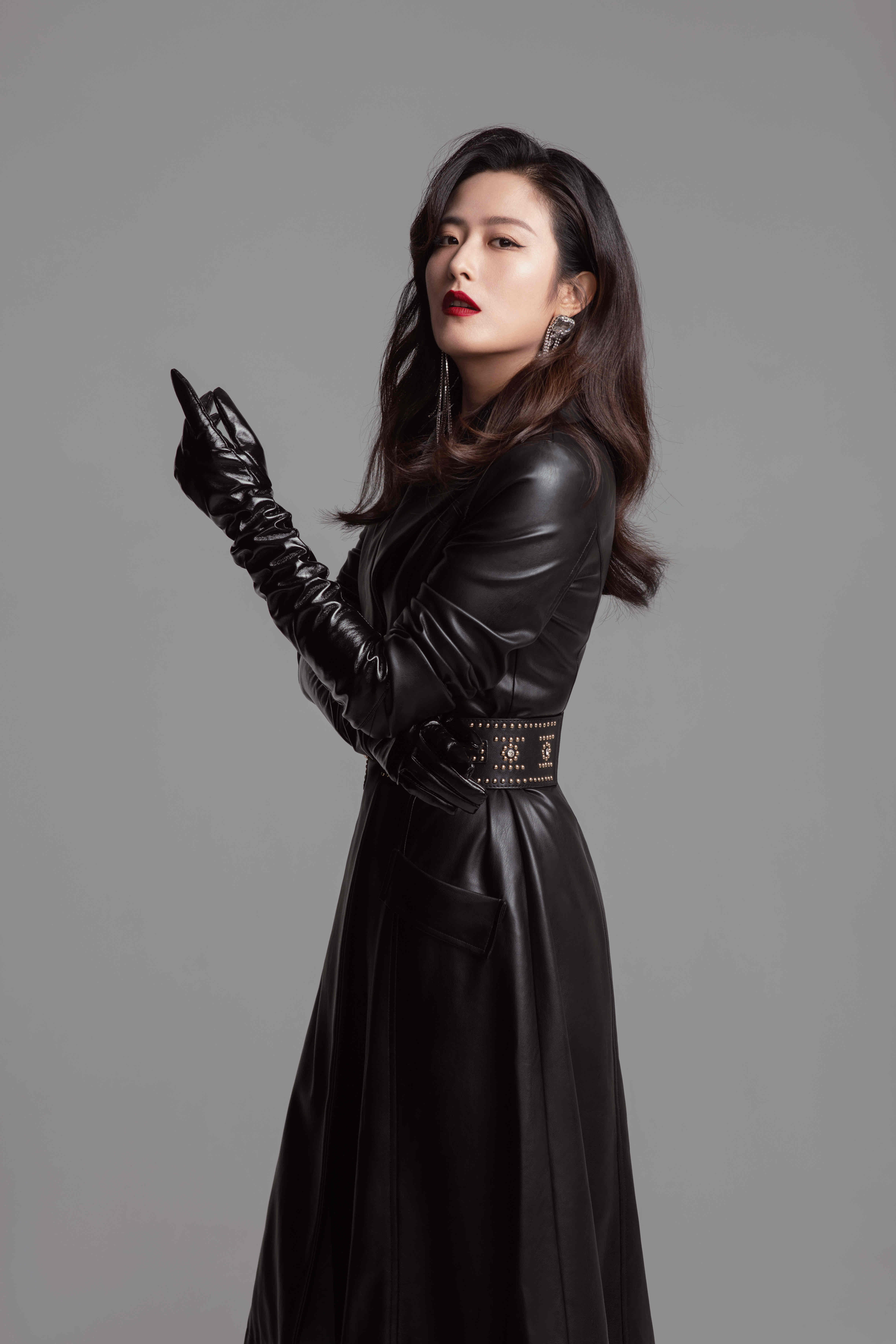 一身利落黑皮衣的徐百慧英气十足,黑色皮手套更添冷峻.