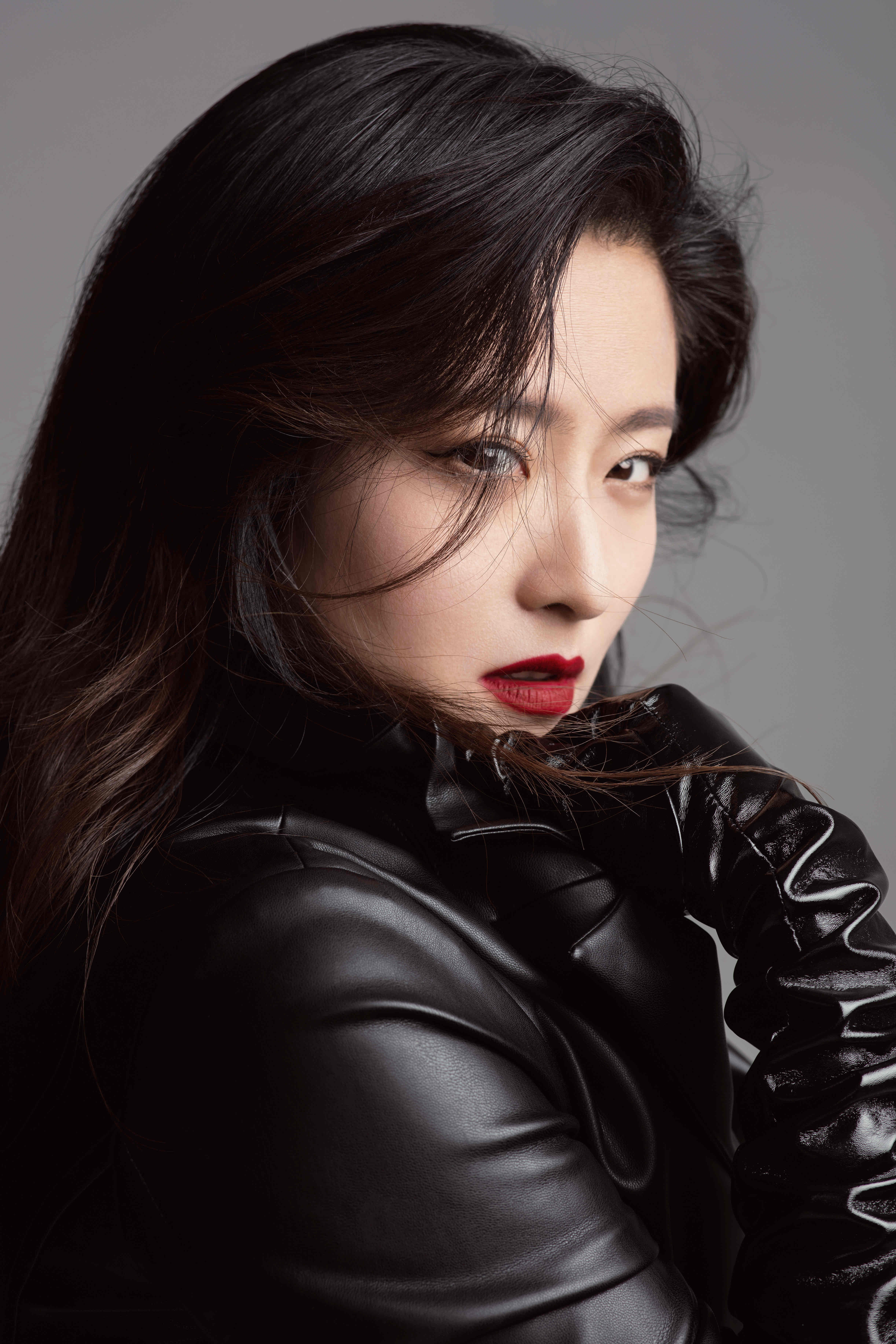 徐百慧"霸总版"港风大片释出 飒爽满分气场十足__凤凰网