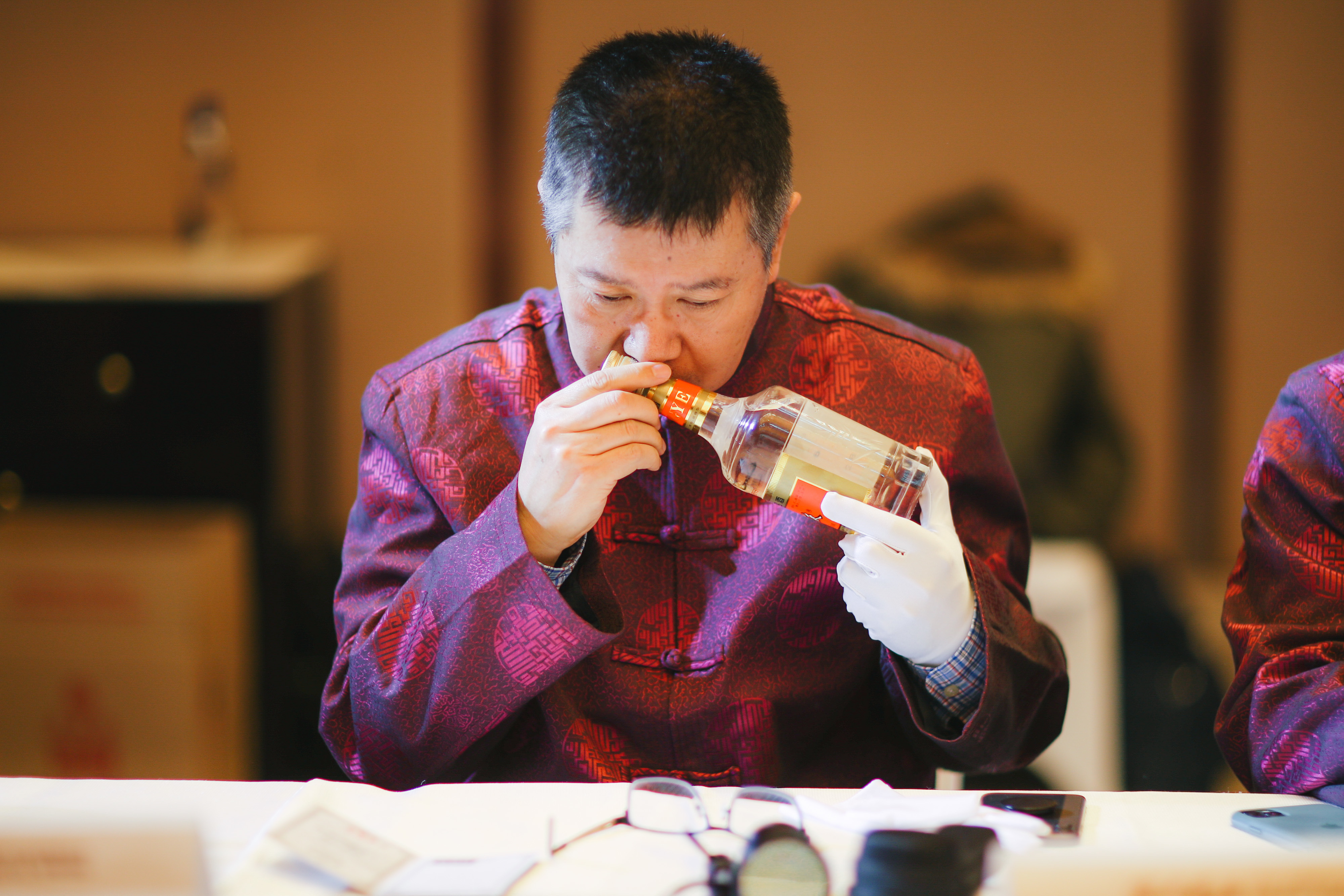 特评:成团饮老酒,五粮液点亮浓香星星之火