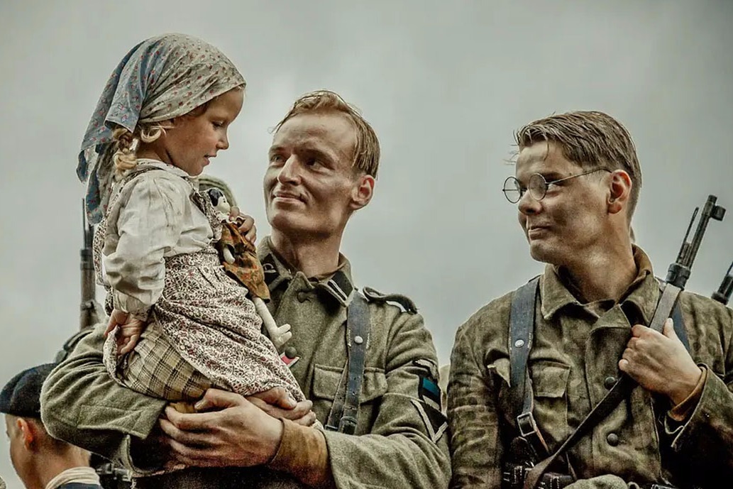 小国士兵夹在两个强国的中间被打来打去,电影《一九四四》