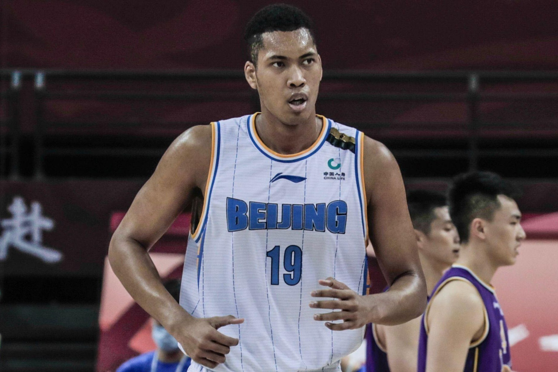 尝尝来自cba的火锅丘天排球大帽送给西蒙斯