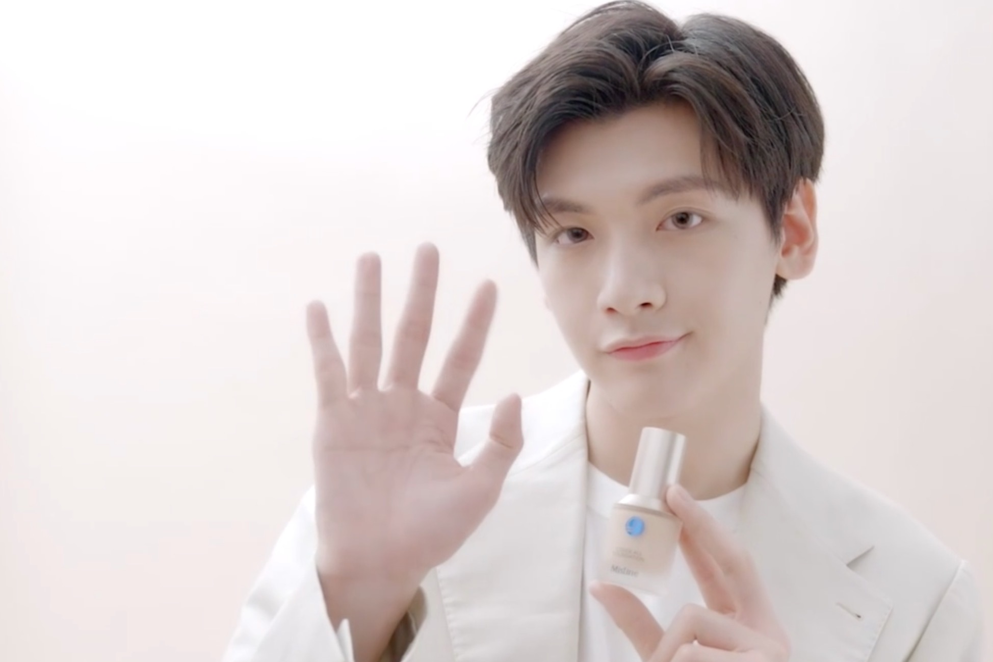 r1se翟潇闻帅气暴击!稳住好"妆"态,解锁非凡气质