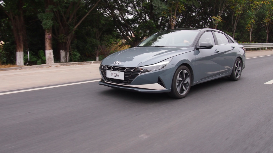 热门家轿要颜值还是实力?试驾北京现代第七代伊兰特|汽车说刊