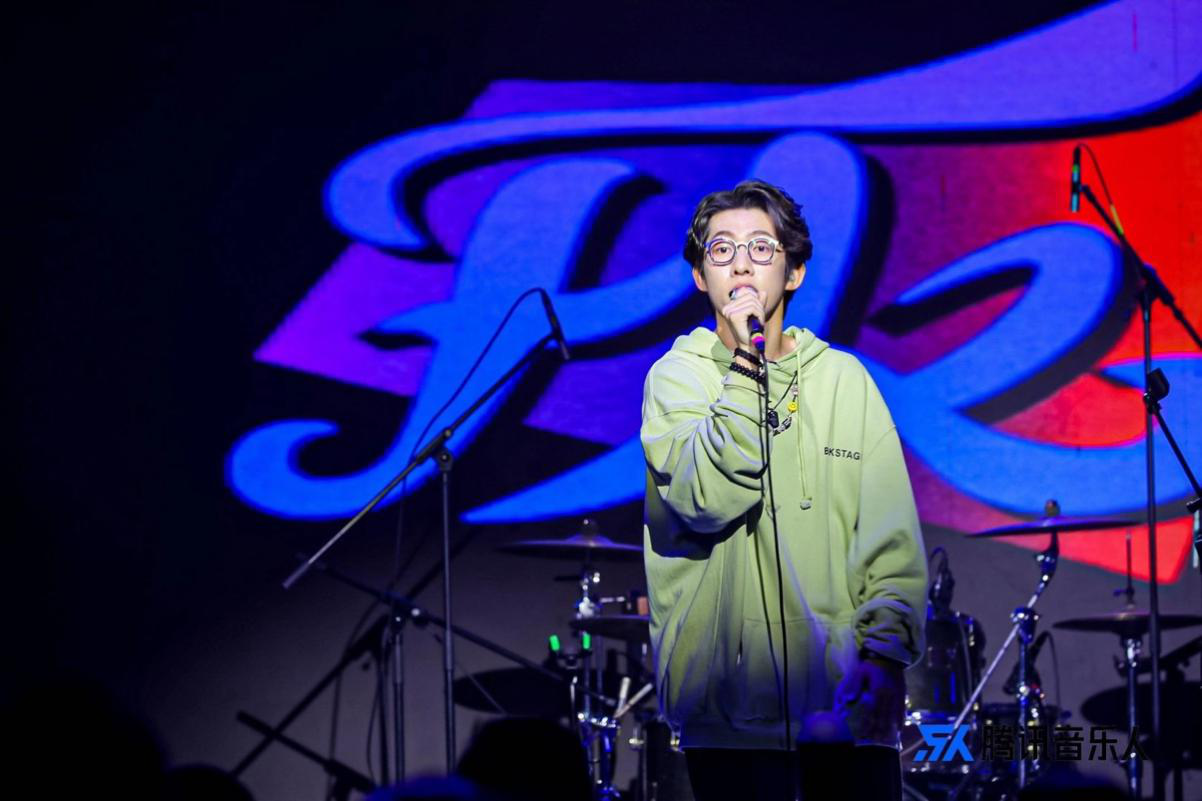 既是饭卡送给自己的一份圣诞礼物,同时也为他今年的音乐之旅暂时画上