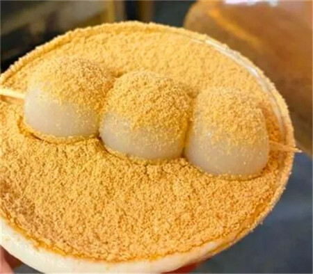 白玉丸子软糯q弹,蘸着豆乳奶盖和黄豆粉吃起来更加上瘾,浓浓的豆乳香.