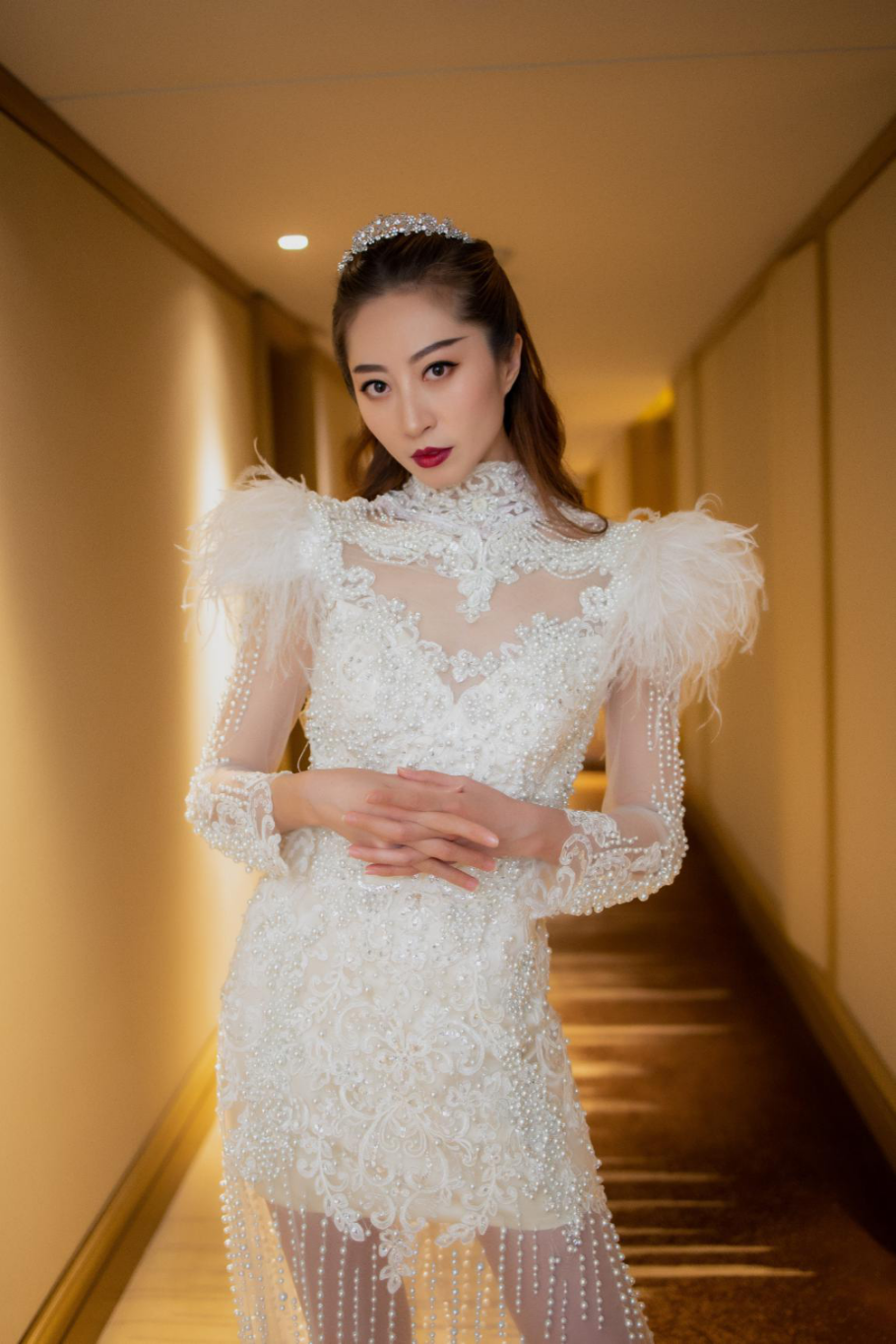 卫薇儿亮相瑞丽2020时尚盛典 红毯上演巴洛克女王本王__凤凰网