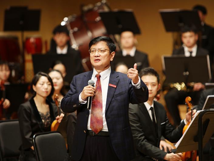 网友们不禁赞叹:郑强教授确实不同凡响,有编导,编剧兼制片人,唱歌等